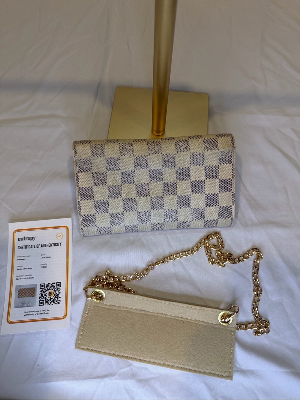 Louis Vuitton Damier Azur Sarah Wallet - Picture 10 of 10